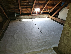 Zateplení stropu bytového domu pomocí foukané izolace